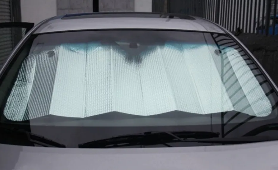 Экран солнцезащитный на лобовое стекло в Аутлендер 3. Солнцезащитный экран для авто. Солнцезащитные шторки для автомобиля на лобовое стекло. Защитный экран на стекло автомобиля от солнца.