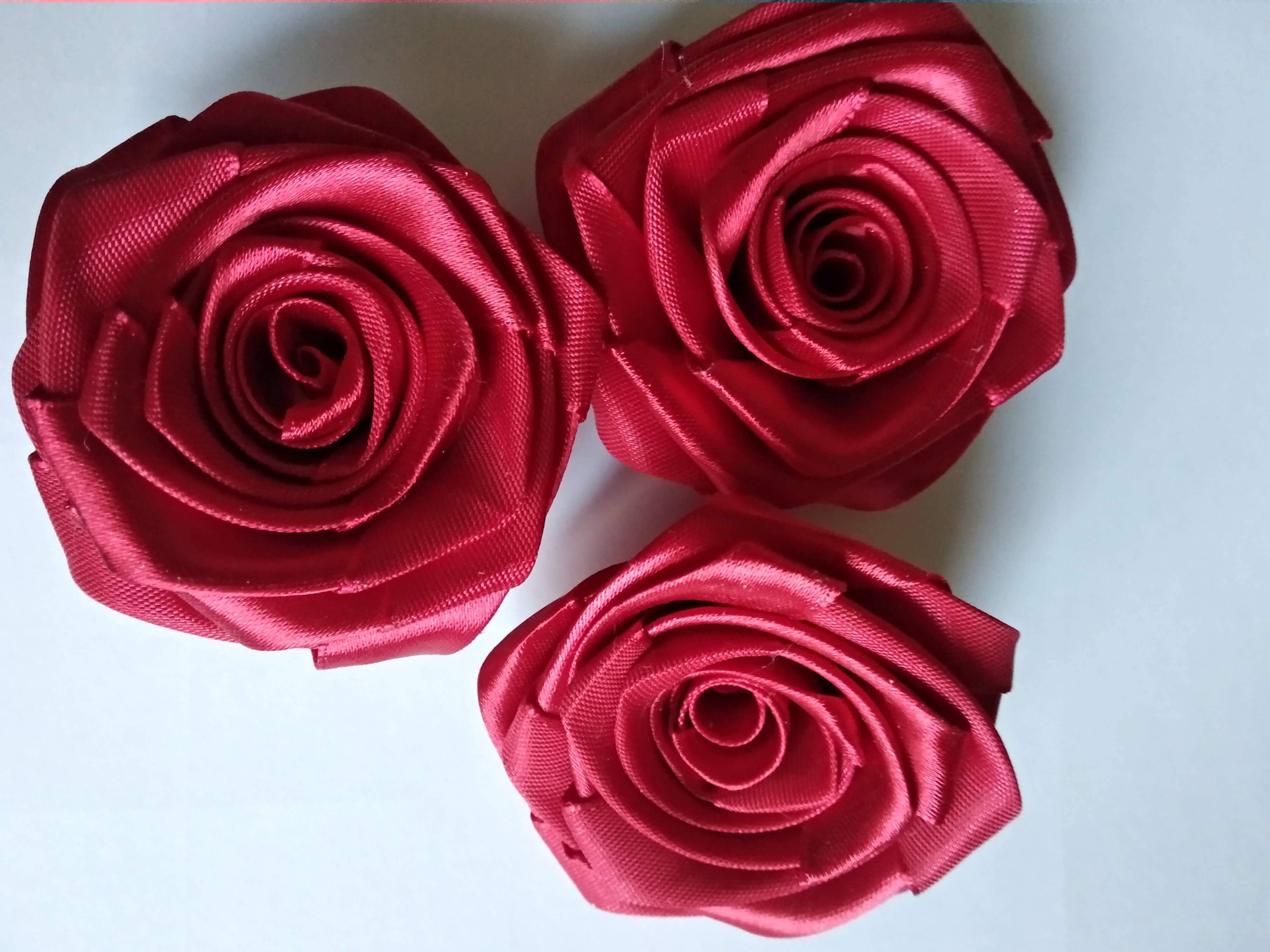 Розочки из ткани. Тканевые розочки. Поделка розы из ткани. Розы из ткани своими руками.